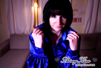 Großer Kragen meiner blauen Satinbluse